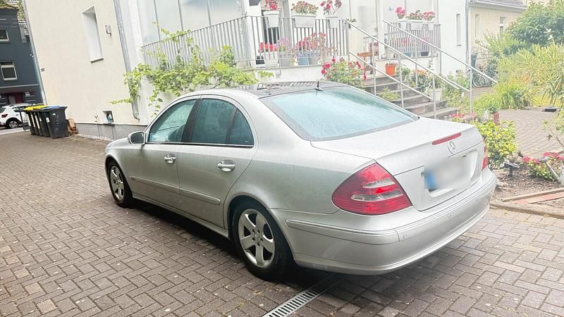 Silber Gebraucht 2002 Mercedes E270 Avantgarde Limousine | 4.750 € - Bild 1/4