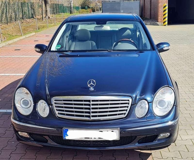 Schwarz Gebraucht 2005 Mercedes E500 Elegance Limousine | 10.750 € (Superpreis) - Bild 1/4