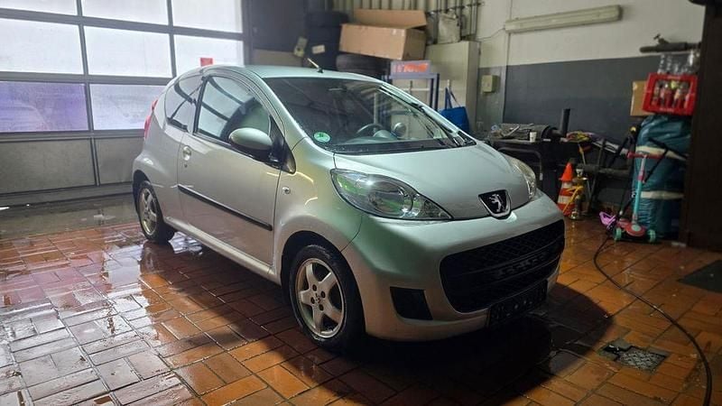 Gebraucht Peugeot 107 68 PS (50 kW) 2011 Silber Kleinwagen