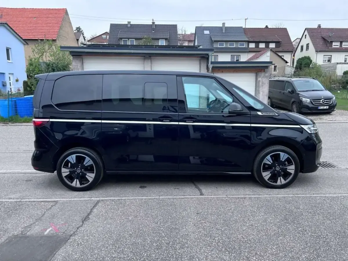 Gebraucht VW Multivan Style 150 PS (110 kW) 2024 Schwarz Van / Kleinbus