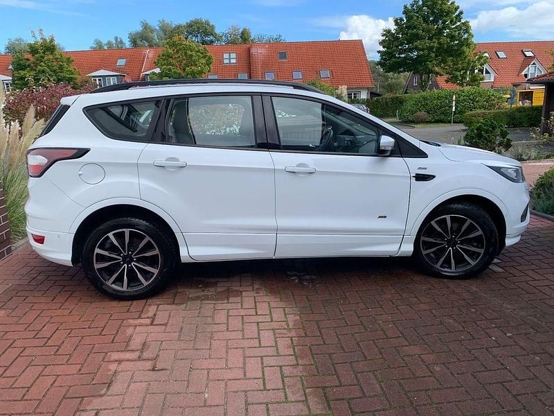 Weiß Gebraucht 2017 Ford Kuga ST-Line SUV | 14.500 € (Teuer) - Bild 1/4