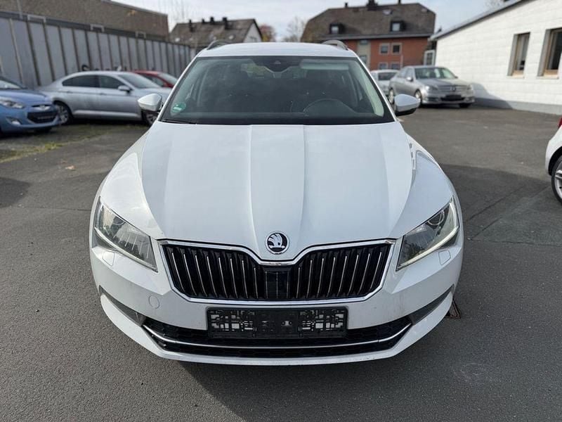 Weiß Gebraucht 2016 Skoda Superb Ambition Kombi | 13.400 € (Guter Preis) - Bild 1/4