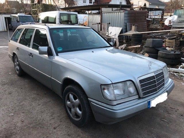 Silber Gebraucht 1995 Mercedes E220 Kombi | 1.700 € - Bild 1/4