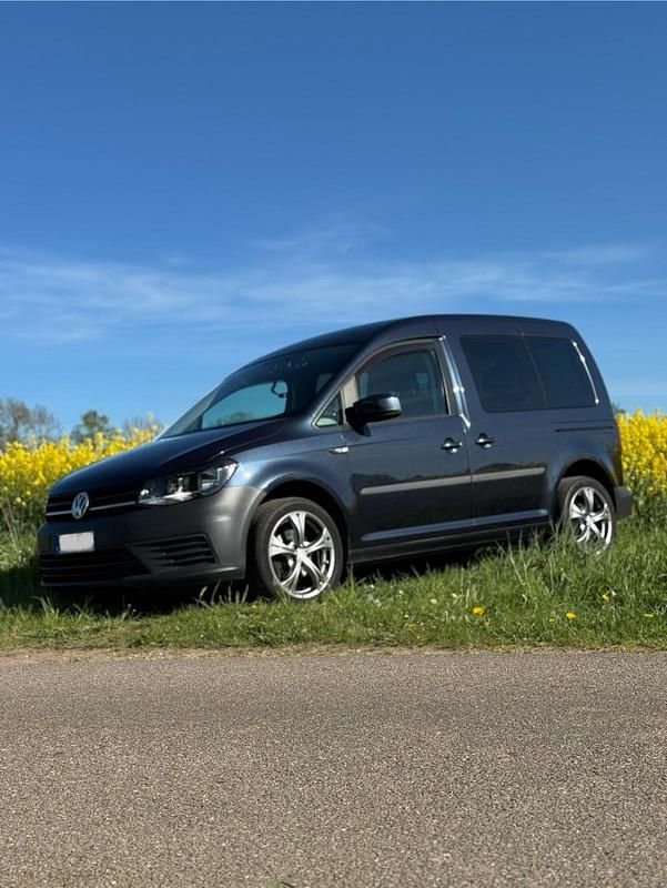 Blau Gebraucht 2016 VW Caddy Van / Kleinbus | 13.999 € (Teuer) - Bild 1/4