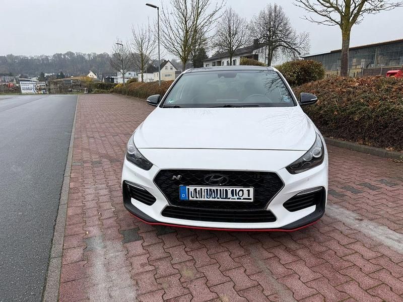 Weiß Gebraucht 2019 Hyundai i30 N Performance Limousine | 21.800 € (Fairer Preis) - Bild 1/4