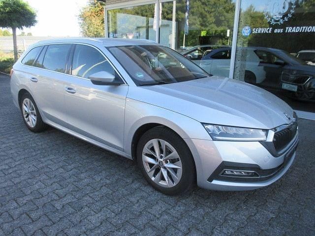 Brillantsilber metallic Gebraucht 2022 Skoda Octavia Style Kombi | 23.988 € (Guter Preis) - Bild 1/4