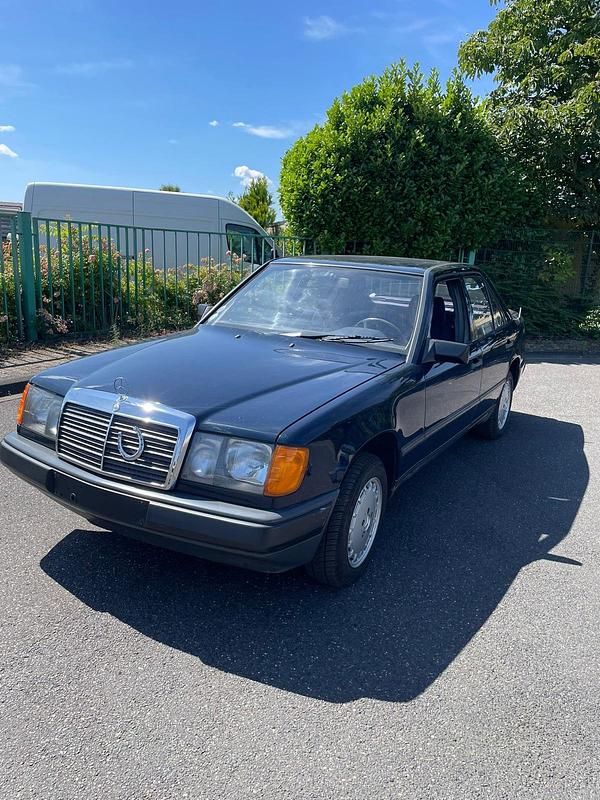 Blau Gebraucht 1987 Mercedes 200 Limousine | 8.350 € - Bild 1/4
