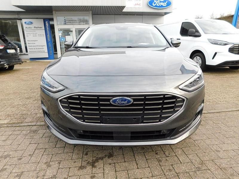 Neu Ford Focus Titanium 116 PS (85 kW) 2025 Grau Limousine