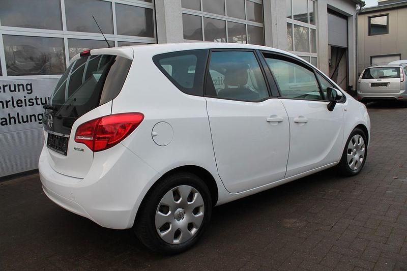 Gebraucht Opel Meriva Edition 95 PS (69 kW) 2011 Weiß Van / Kleinbus