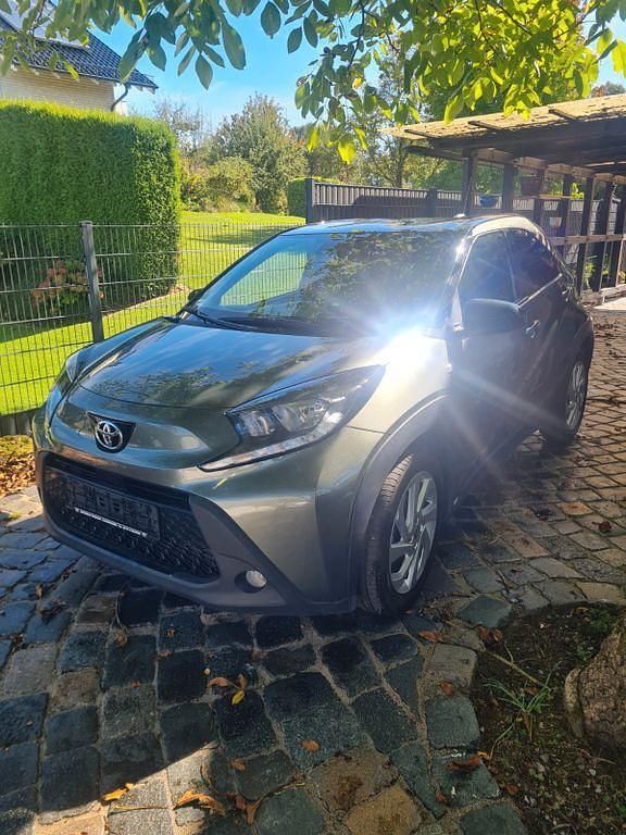 Grün Gebraucht 2022 Toyota Aygo Pulse Kleinwagen | 13.790 € (Guter Preis) - Bild 1/4