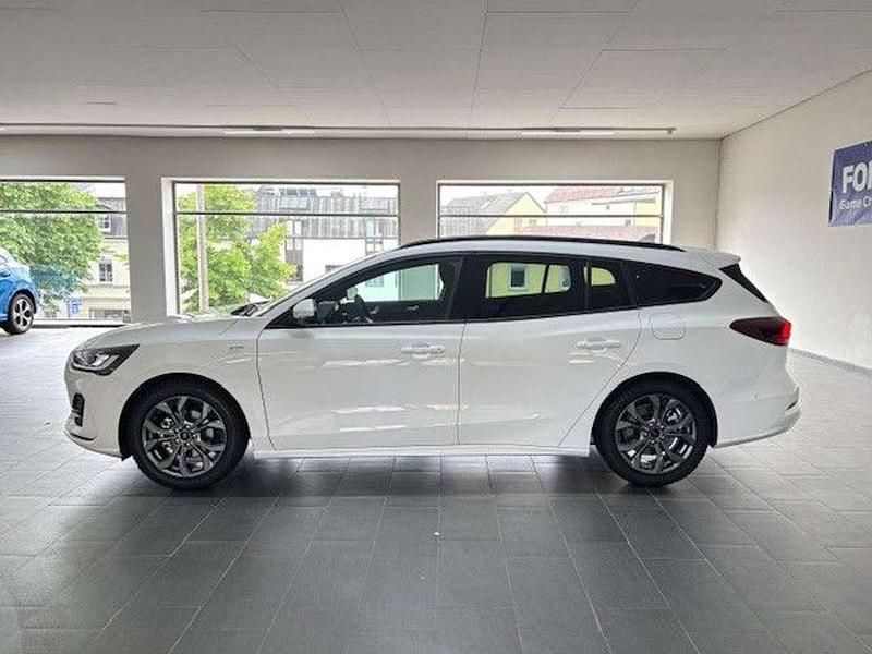 Neu Ford Focus ST-Line 125 PS (91 kW) 2025 Frozen white Kombi
