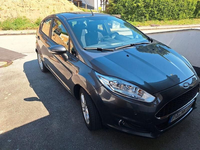 Grau Gebraucht 2016 Ford Fiesta SYNC Edition Kleinwagen | 6.999 € (Guter Preis) - Bild 1/4