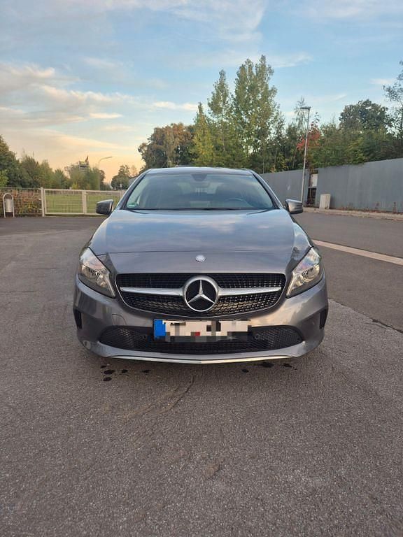 Grau Gebraucht 2015 Mercedes A180 Limousine | 14.200 € (Etwas zu teuer) - Bild 1/4
