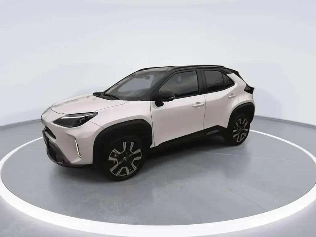 Neu Toyota Yaris Cross Plus 131 PS (96 kW) 2026 Platinum white pearl black SUV