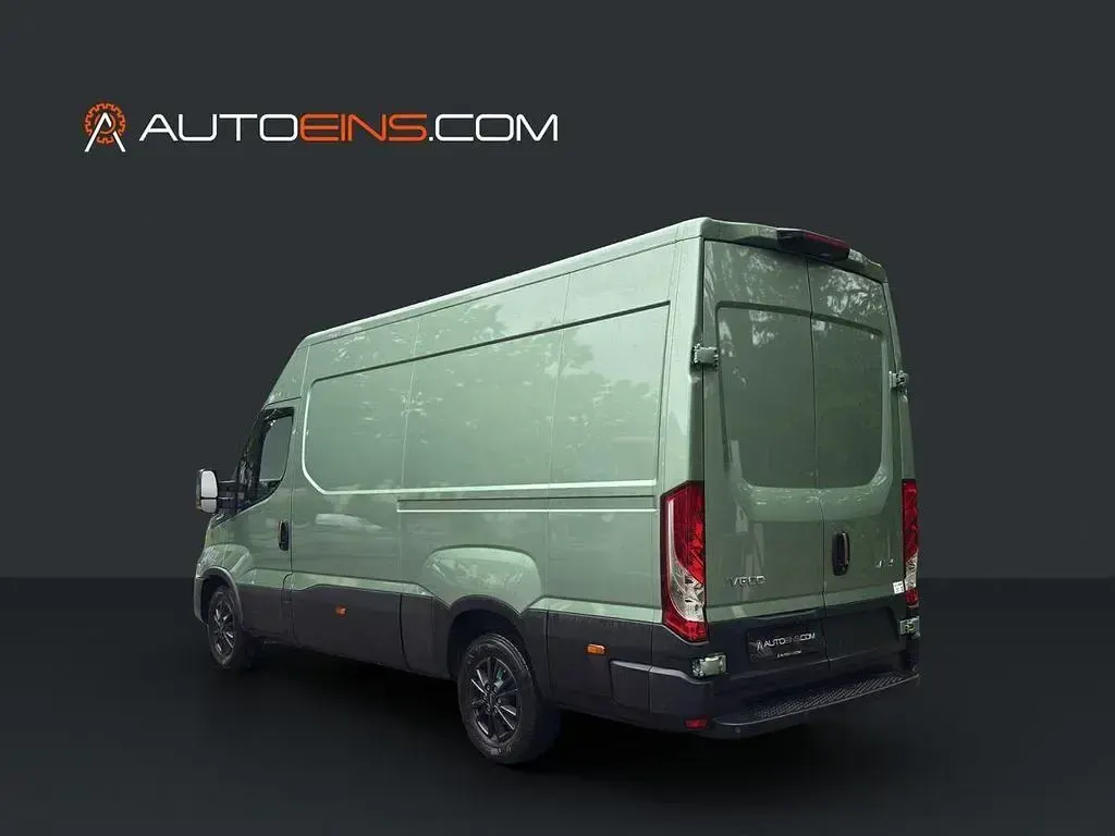 Second-hand Iveco Daily 156 CP (114 kW) 2025 Verde Monovolum