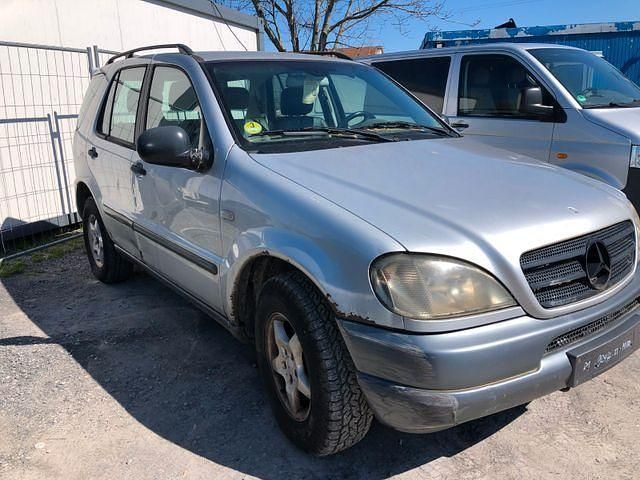 Gebraucht Mercedes ML270 163 PS (119 kW) 2001 SUV
