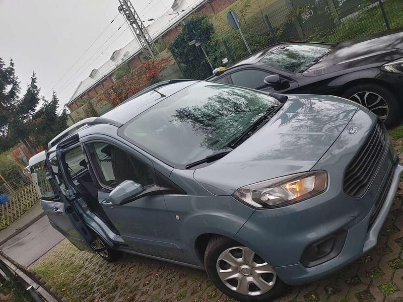 Blau Gebraucht 2018 Ford Tourneo Courier Titanium Van / Kleinbus | 7.200 € (Superpreis) - Bild 1/4