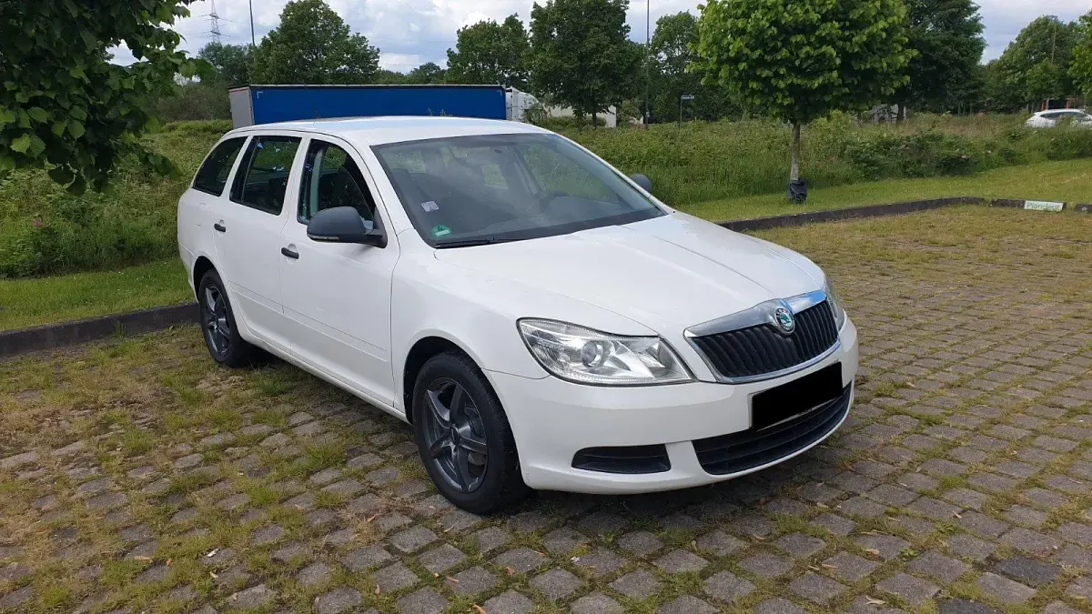 Gebraucht Skoda Octavia 105 PS (77 kW) 2011 Weiß Kombi