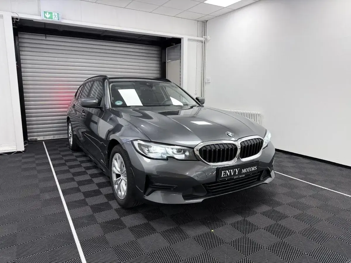 Gebraucht BMW 318 Advantage 156 PS (114 kW) 2020 Grau Kombi