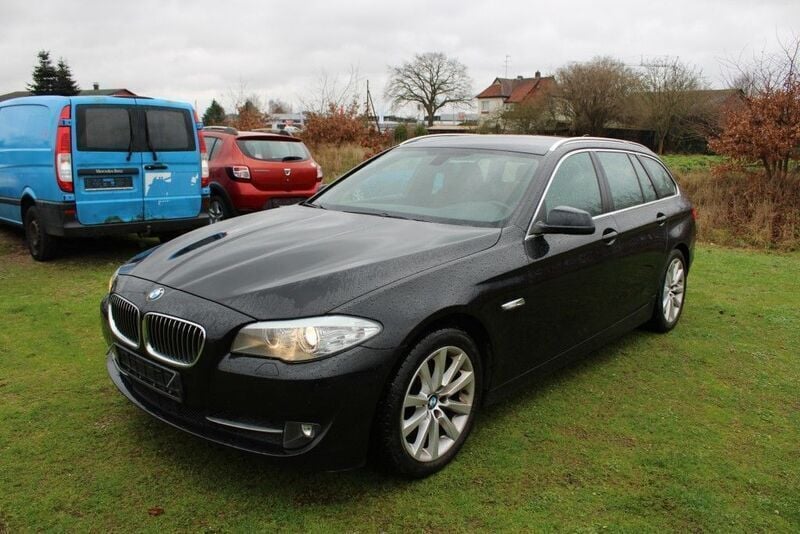 Black sapphire metallic Gebraucht 2013 BMW 530 Kombi | 8.900 € (Superpreis) - Bild 1/4