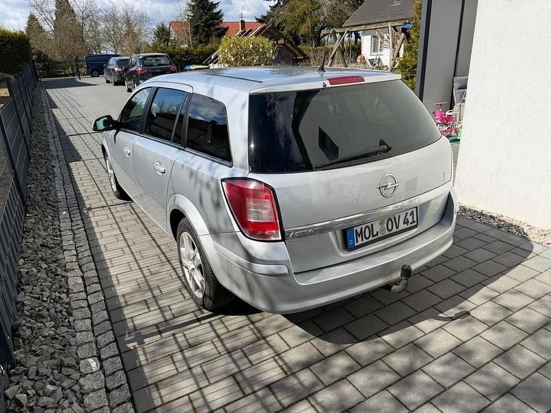 Gebraucht Opel Astra 105 PS (77 kW) 2010 Silber Kombi