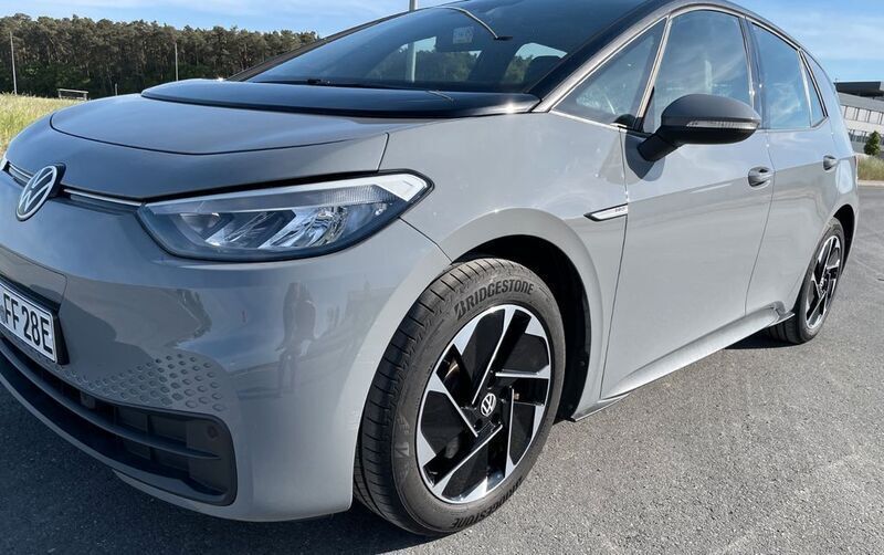 Grau Gebraucht 2021 VW ID.3 Pro Performance Kleinwagen | 19.300 € (Fairer Preis) - Bild 1/4