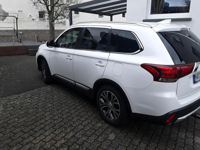 Gebraucht Mitsubishi Outlander 150 PS (110 kW) 2017 Weiß SUV