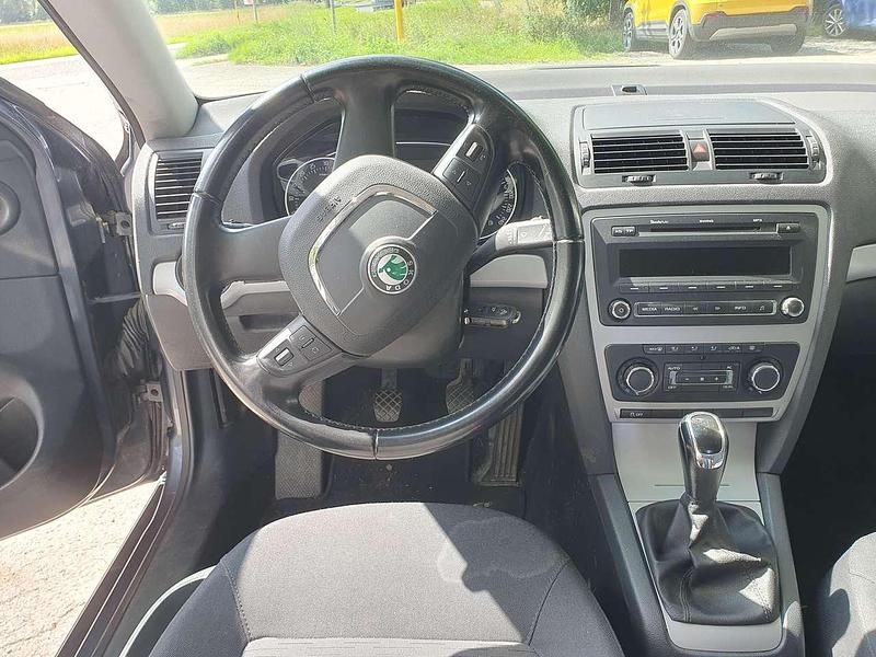 Grau Gebraucht 2013 Skoda Octavia Ambition Kombi | 4.490 € (Superpreis) - Bild 1/4