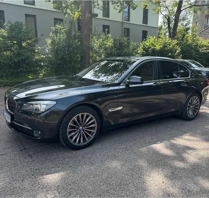 Schwarz Gebraucht 2010 BMW 750 Limousine | 10.950 € (Fairer Preis) - Bild 1/4