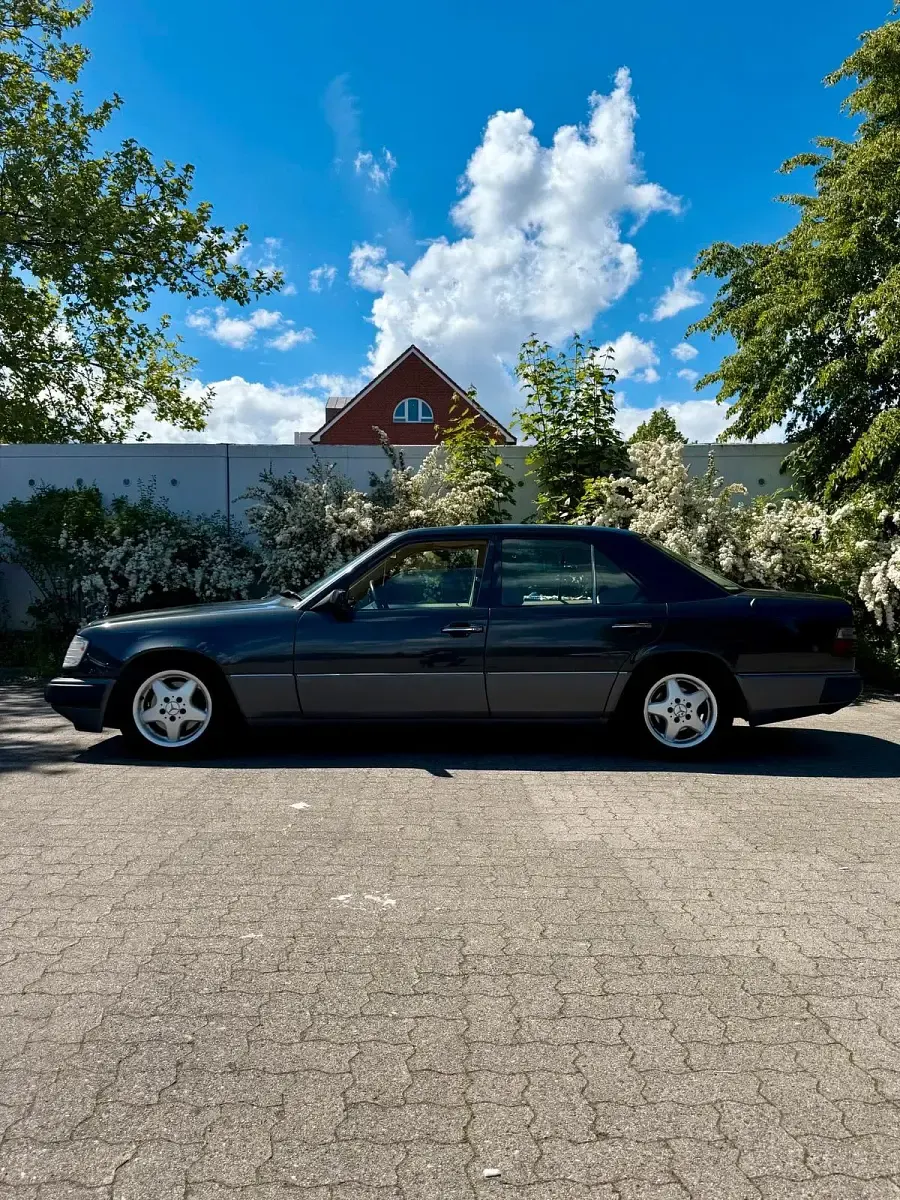 Gebraucht Mercedes E230 132 PS (97 kW) 1991 Schwarz Limousine