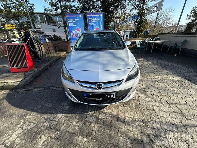 Gebraucht Opel Astra 116 PS (85 kW) 2012 Silber Limousine