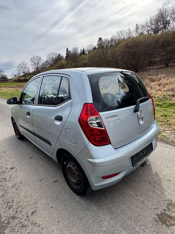 Gebraucht Hyundai i10 Edition 69 PS (50 kW) 2013 Blau Kleinwagen