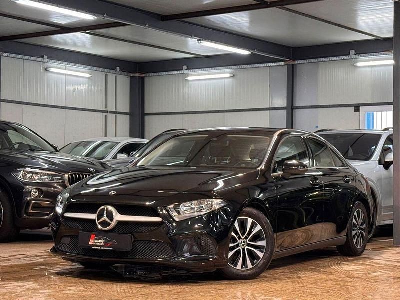 Gebraucht Mercedes A180 116 PS (85 kW) 2020 Schwarz Limousine