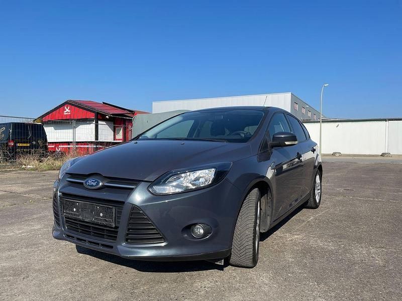 Gebraucht Ford Focus Trend 125 PS (91 kW) 2011 Grau Limousine