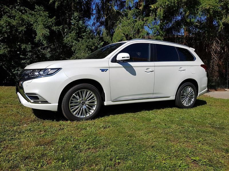 Weiß Gebraucht 2020 Mitsubishi Outlander P-HEV Diamant Edition SUV | 23.500 € (Fairer Preis) - Bild 1/4