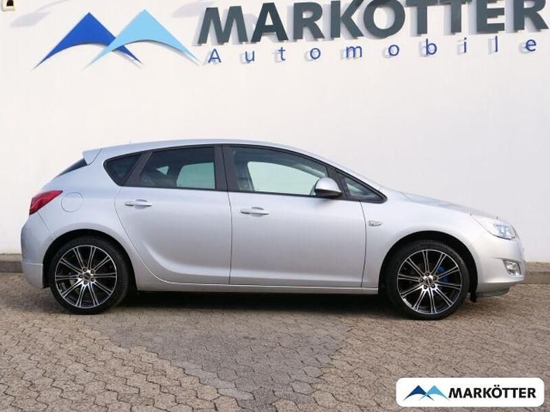 Silber Gebraucht 2011 Opel Astra Design Edition Limousine | 4.990 € (Fairer Preis) - Bild 1/4