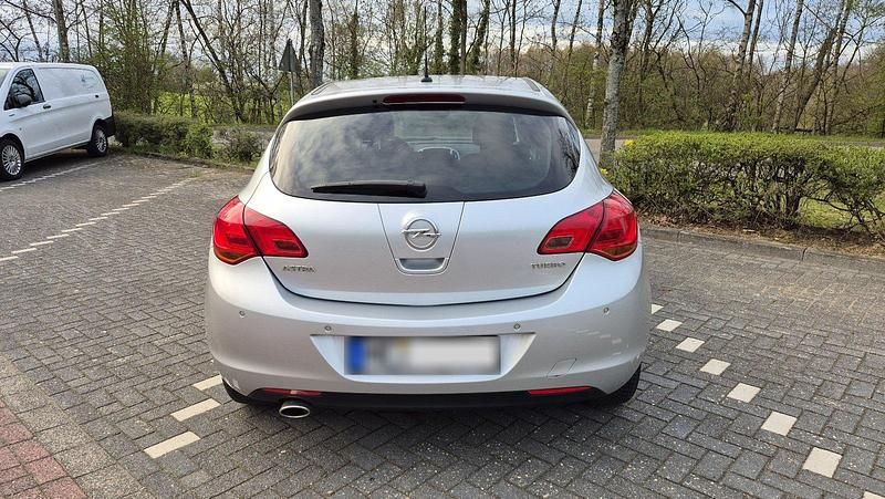Gebraucht Opel Astra 140 PS (102 kW) 2011 Silber Kleinwagen