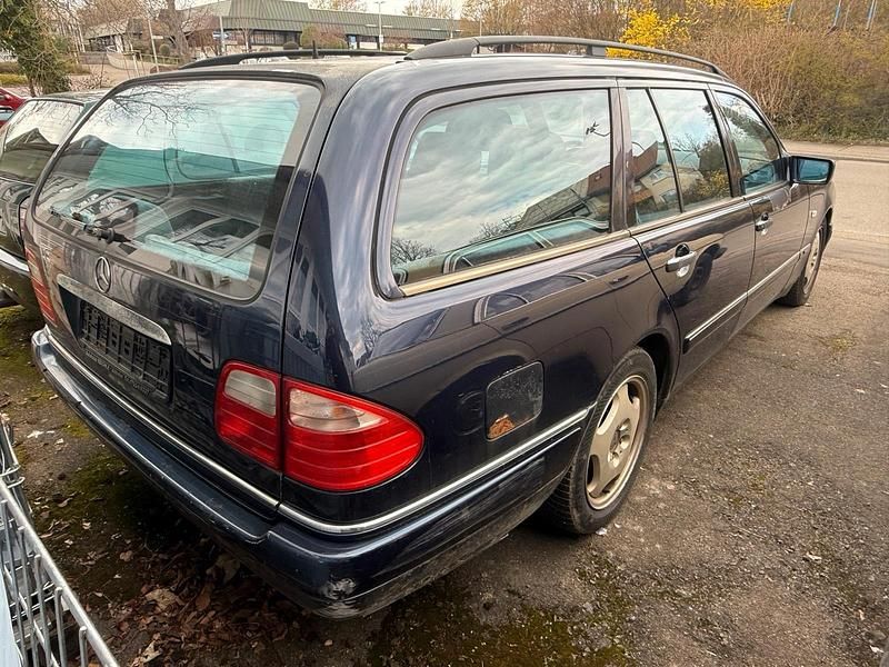 Gebraucht Mercedes E320 Avantgarde 224 PS (164 kW) 1997 Schwarz Kombi