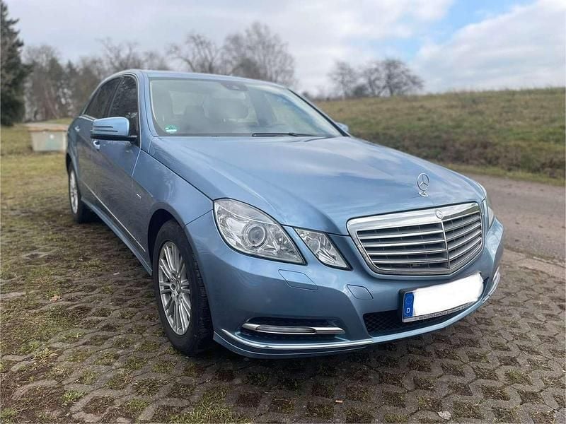 Blau Gebraucht 2011 Mercedes E200 Elegance Limousine | 14.080 € (Fairer Preis) - Bild 1/4