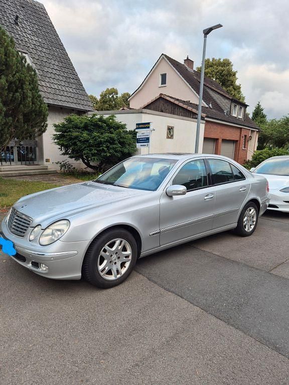Silber Gebraucht 2004 Mercedes E320 Elegance Limousine | 2.800 € (Guter Preis) - Bild 1/4
