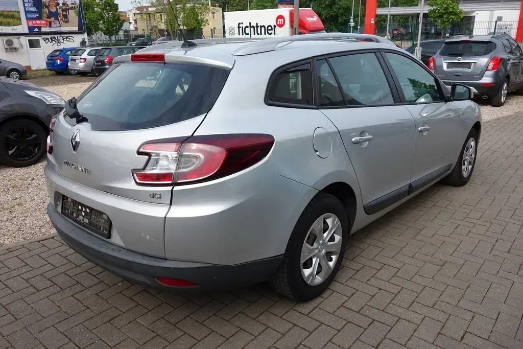 Gebraucht Renault Mégane Expression 106 PS (77 kW) 2010 Silber Limousine