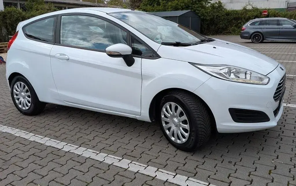 Gebraucht Ford Fiesta Titanium 60 PS (44 kW) 2015 Weiß Kleinwagen