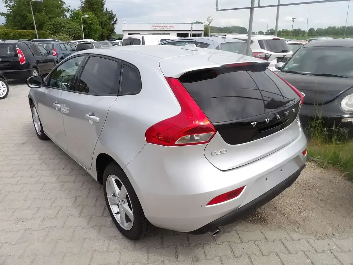Gebraucht Volvo V40 Kinetic 120 PS (88 kW) 2018 Bright silver metallic Limousine