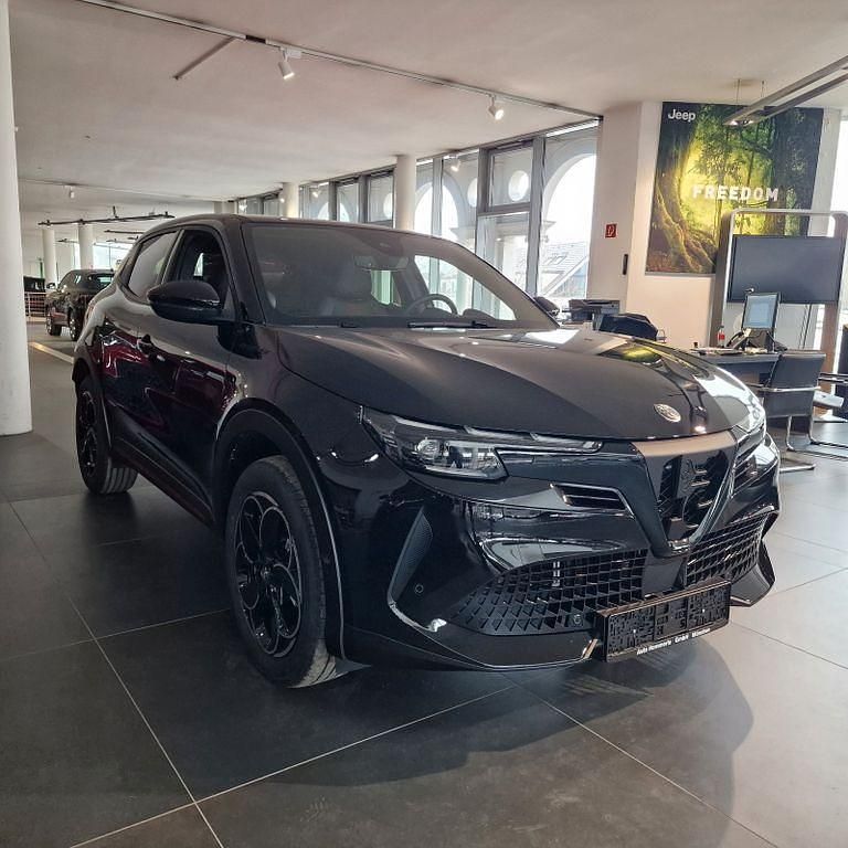 Neu Alfa Romeo GT Junior Edizione Speciale 136 PS (100 kW) 2026 Schwarz SUV