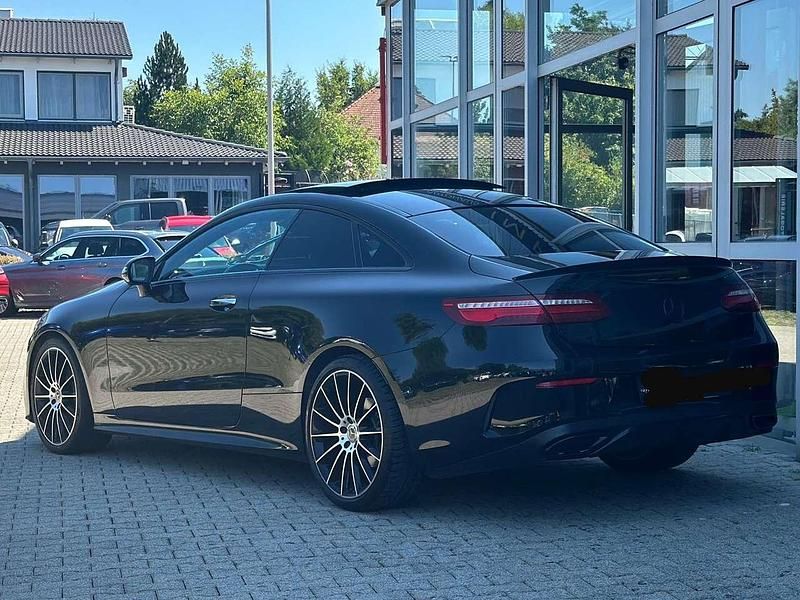 Gebraucht Mercedes E220 AMG line 194 PS (142 kW) 2018 Schwarz Coupé