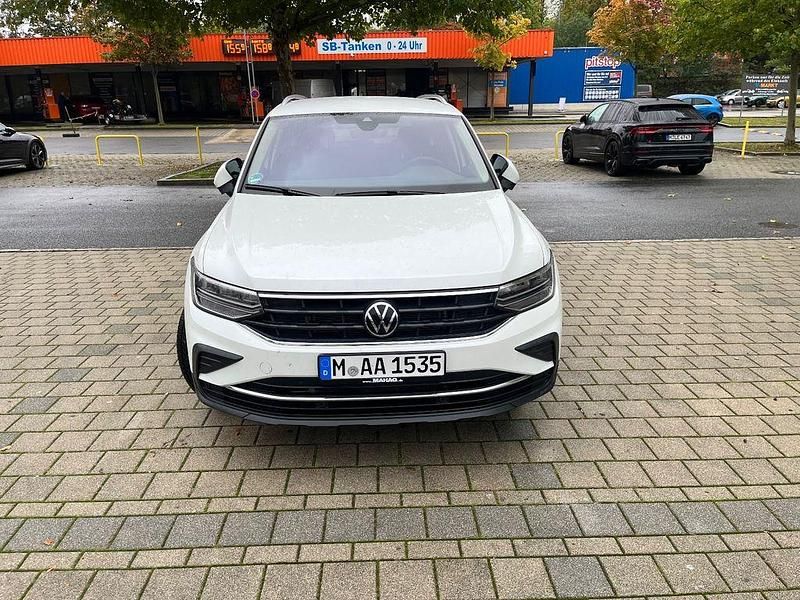 Weiß Gebraucht 2023 VW Tiguan Life SUV | 26.999 € (Guter Preis) - Bild 1/4