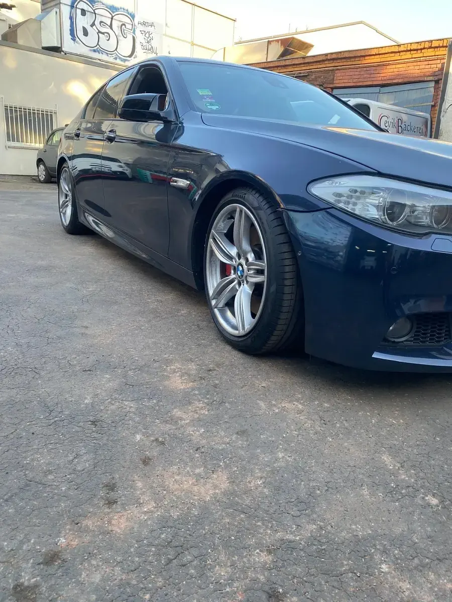 Gebraucht BMW 550 408 PS (300 kW) 2011 Blau Limousine