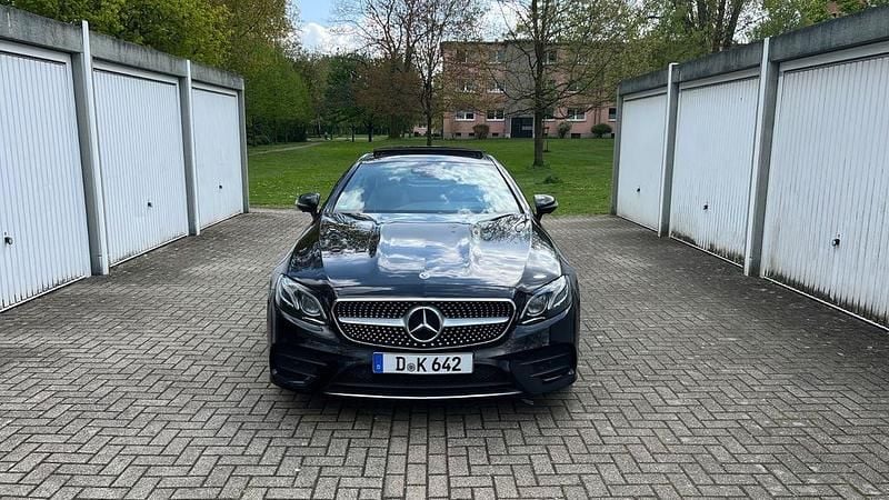 Gebraucht Mercedes E220 AMG line 194 PS (142 kW) 2018 Schwarz Coupé