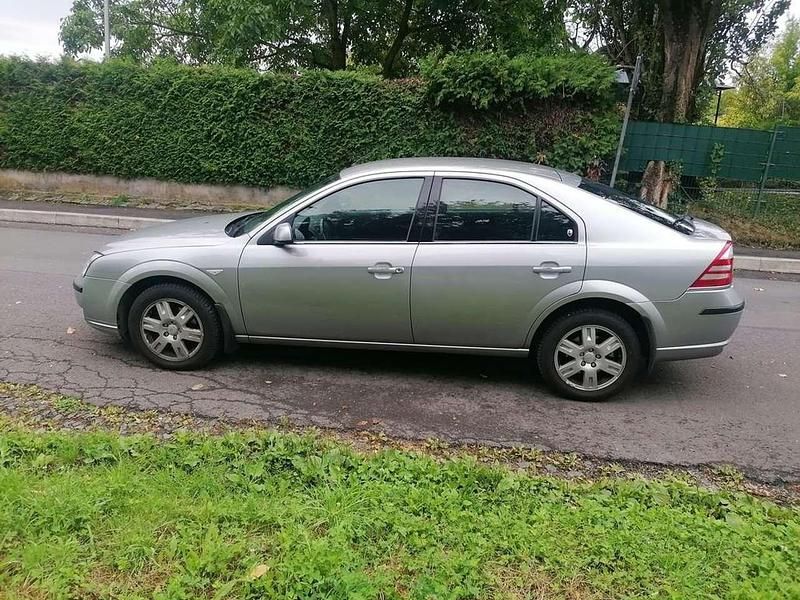 Gebraucht Ford Mondeo Ghia 131 PS (96 kW) 2005 Cosmicsilber metallic Limousine