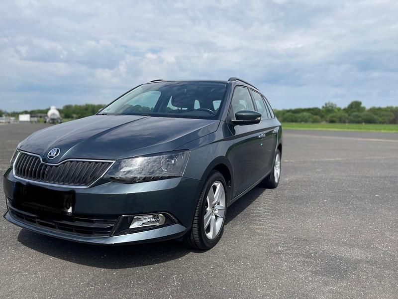 Grau Gebraucht 2015 Skoda Fabia Kleinwagen | 11.700 € (Fairer Preis) - Bild 1/4